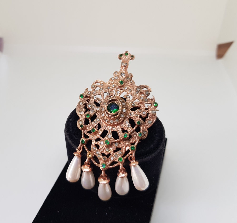 DUTLU MODEL ZÜMRÜT VE ELMAS TAŞLI BROŞ