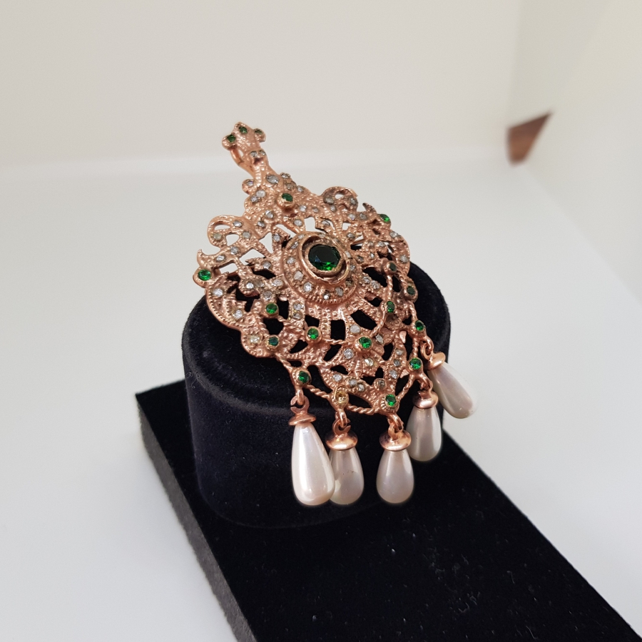 DUTLU MODEL ZÜMRÜT VE ELMAS TAŞLI BROŞ