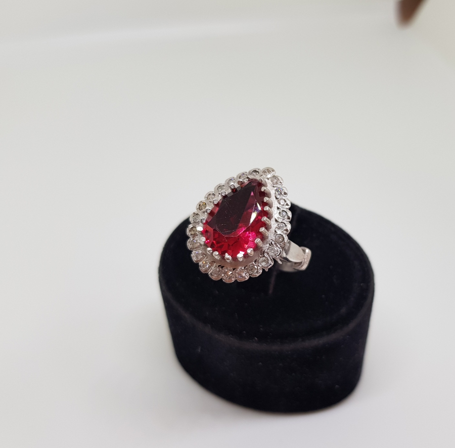 PIRLANTA VE YAKUT TAŞLI BÜYÜK DAMLA MODEL YÜZÜK