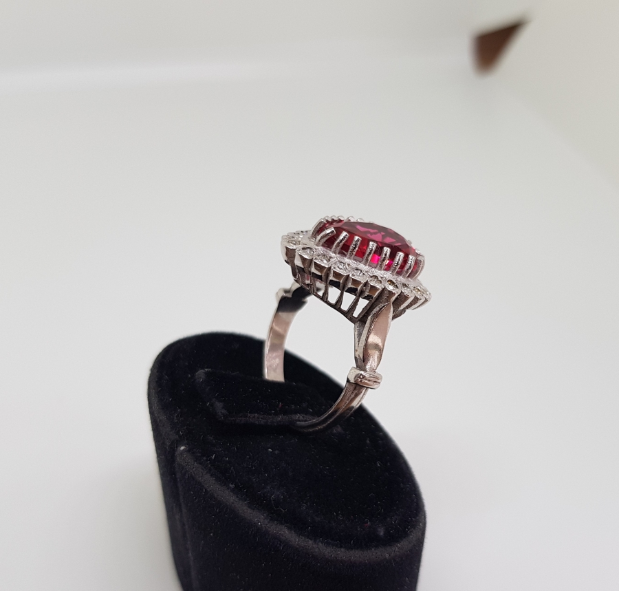 PIRLANTA VE YAKUT TAŞLI BÜYÜK DAMLA MODEL YÜZÜK