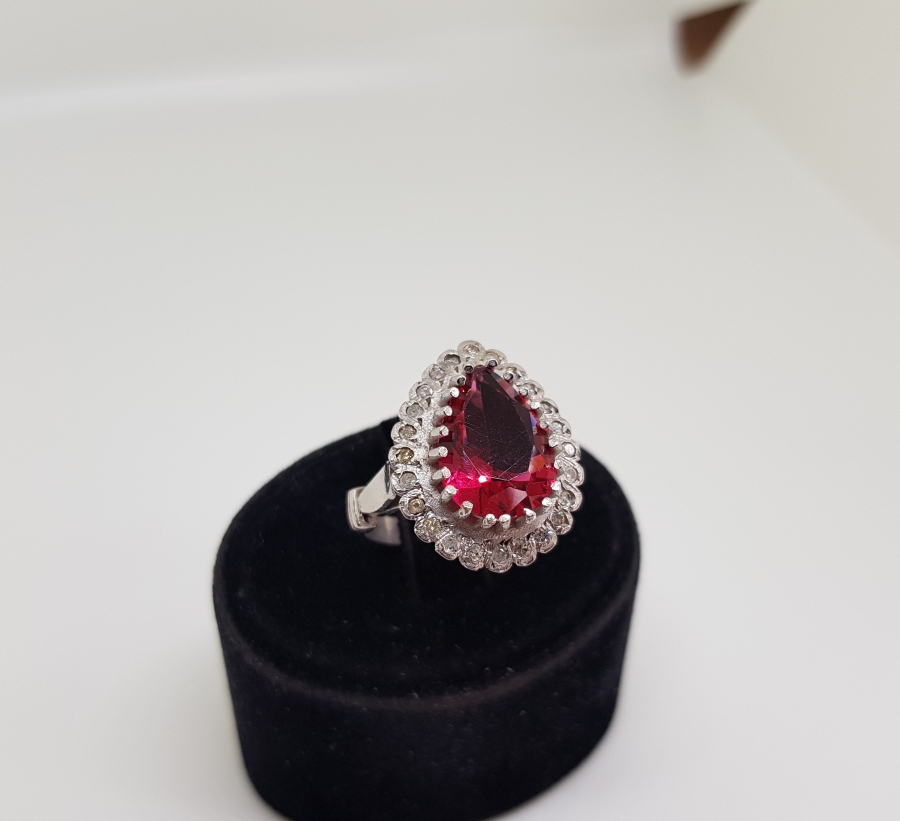 PIRLANTA VE YAKUT TAŞLI BÜYÜK DAMLA MODEL YÜZÜK