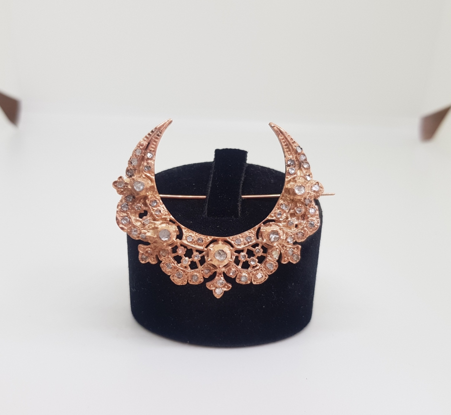 ÜZERİNDE ELMAS VE SAFİR TAŞLAR BULUNAN HİLAL FORMLU BROŞ