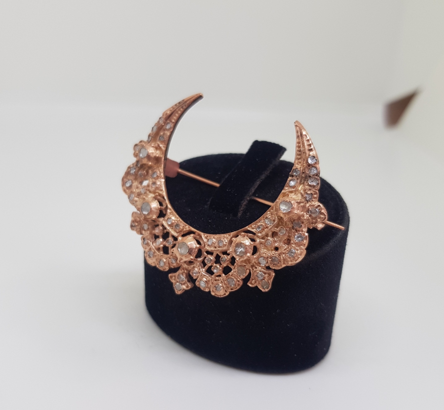 ÜZERİNDE ELMAS VE SAFİR TAŞLAR BULUNAN HİLAL FORMLU BROŞ