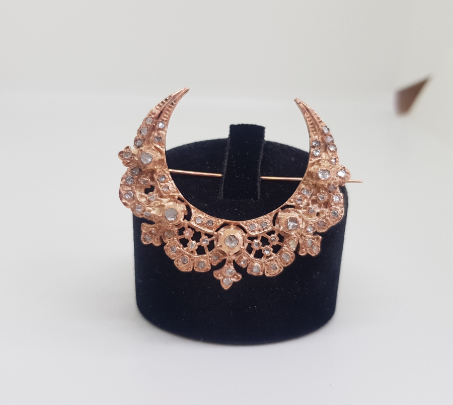 ÜZERİNDE ELMAS VE SAFİR TAŞLAR BULUNAN HİLAL FORMLU BROŞ