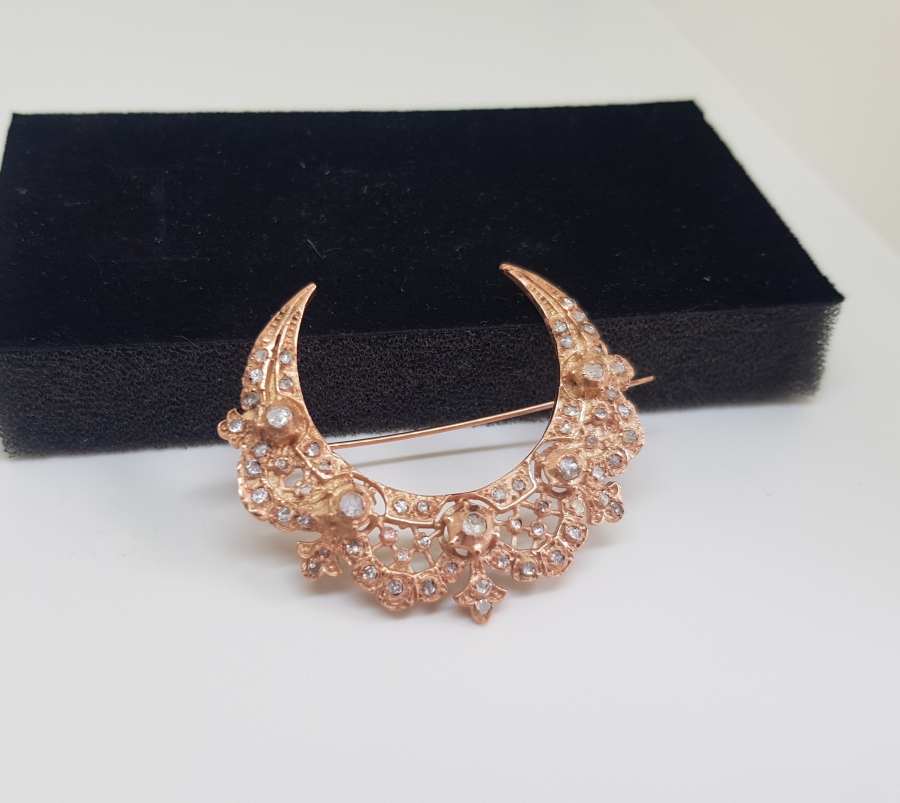 ÜZERİNDE ELMAS VE SAFİR TAŞLAR BULUNAN HİLAL FORMLU BROŞ