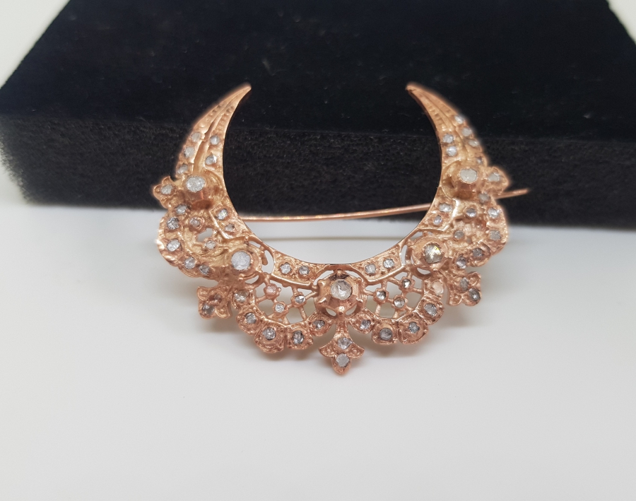 ÜZERİNDE ELMAS VE SAFİR TAŞLAR BULUNAN HİLAL FORMLU BROŞ