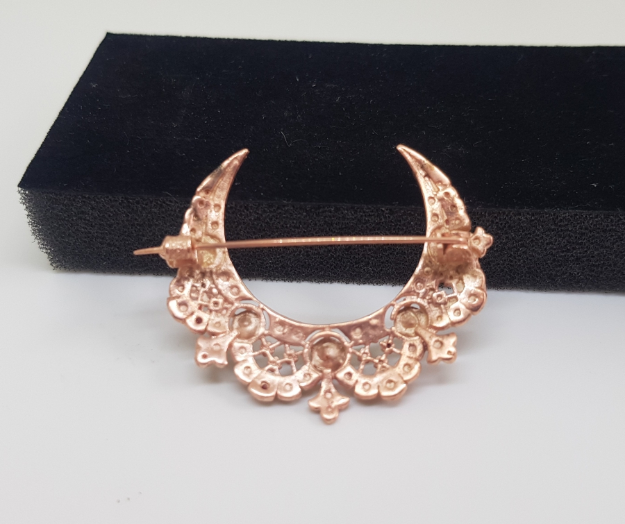 ÜZERİNDE ELMAS VE SAFİR TAŞLAR BULUNAN HİLAL FORMLU BROŞ