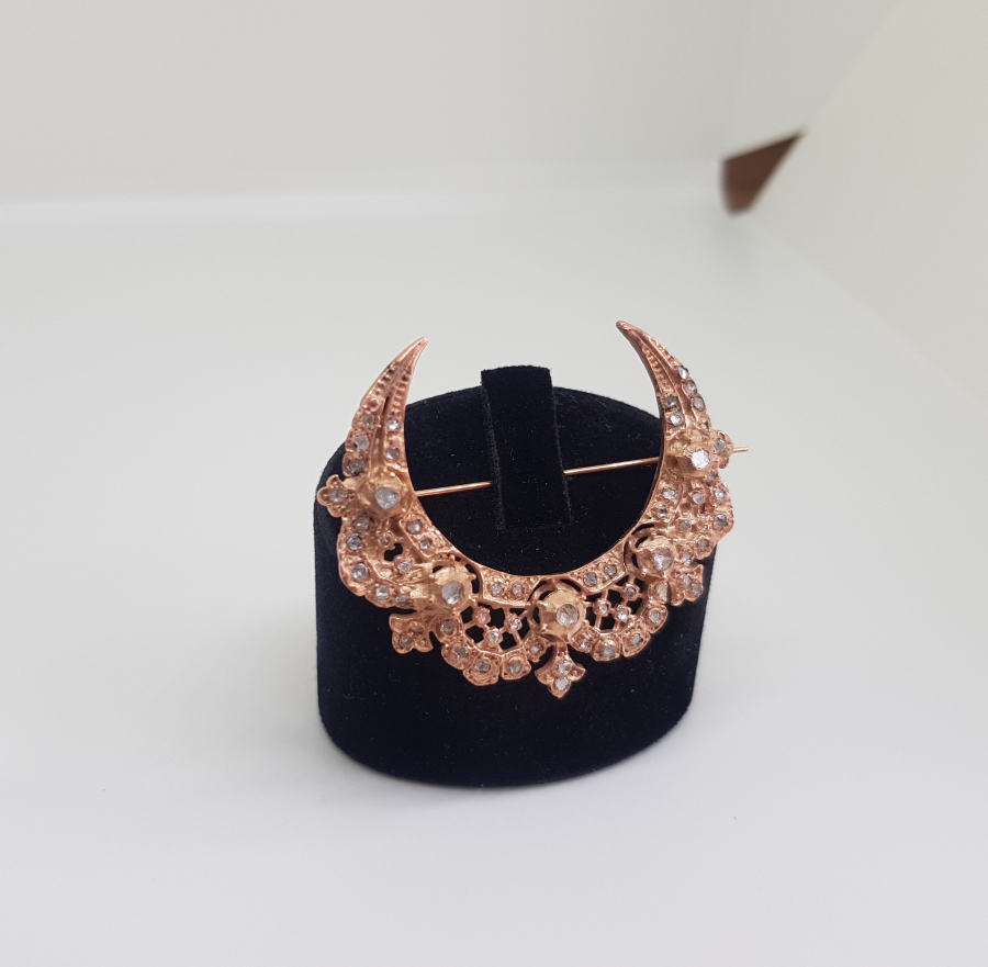 ÜZERİNDE ELMAS VE SAFİR TAŞLAR BULUNAN HİLAL FORMLU BROŞ