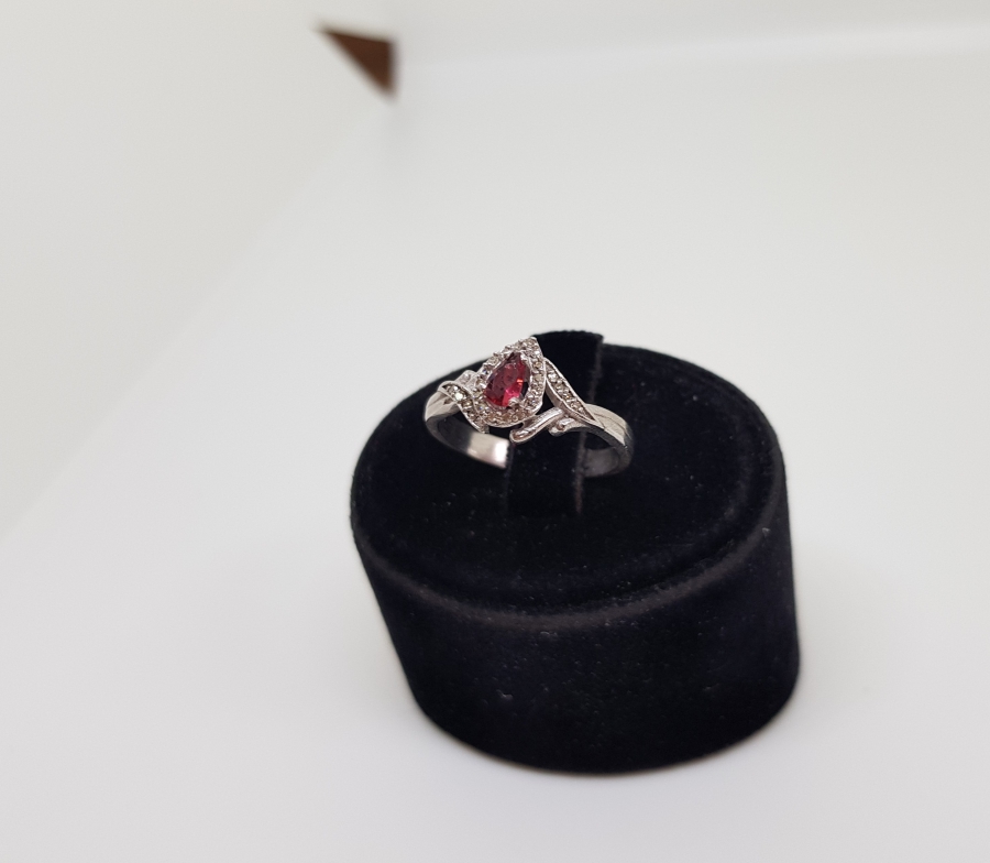 PIRLANTA VE YAKUT TAŞLI DAMLA MODEL YÜZÜK