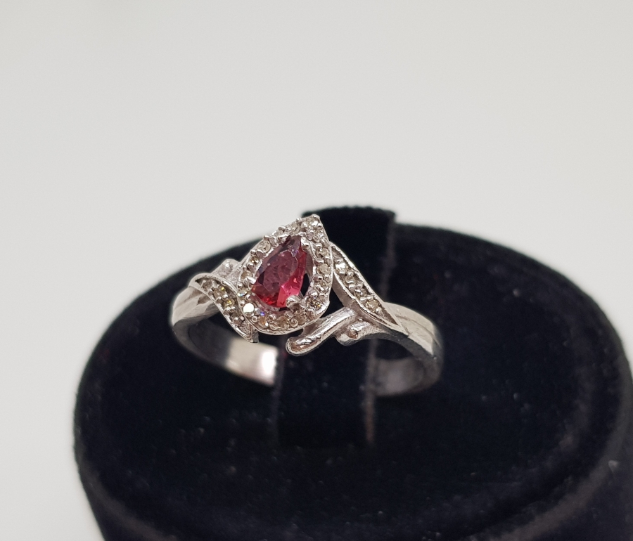 PIRLANTA VE YAKUT TAŞLI DAMLA MODEL YÜZÜK