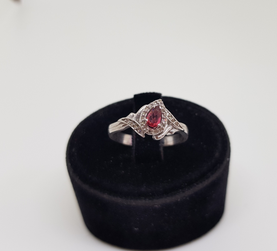 PIRLANTA VE YAKUT TAŞLI DAMLA MODEL YÜZÜK