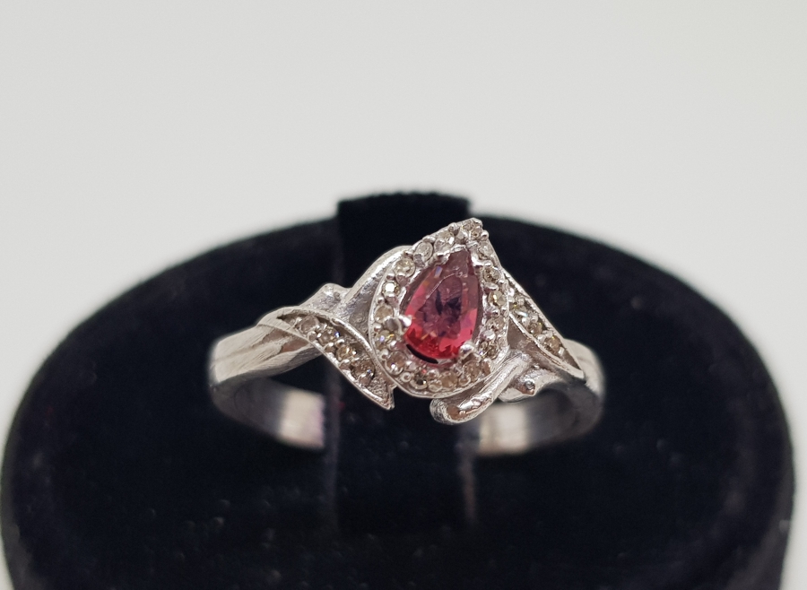 PIRLANTA VE YAKUT TAŞLI DAMLA MODEL YÜZÜK