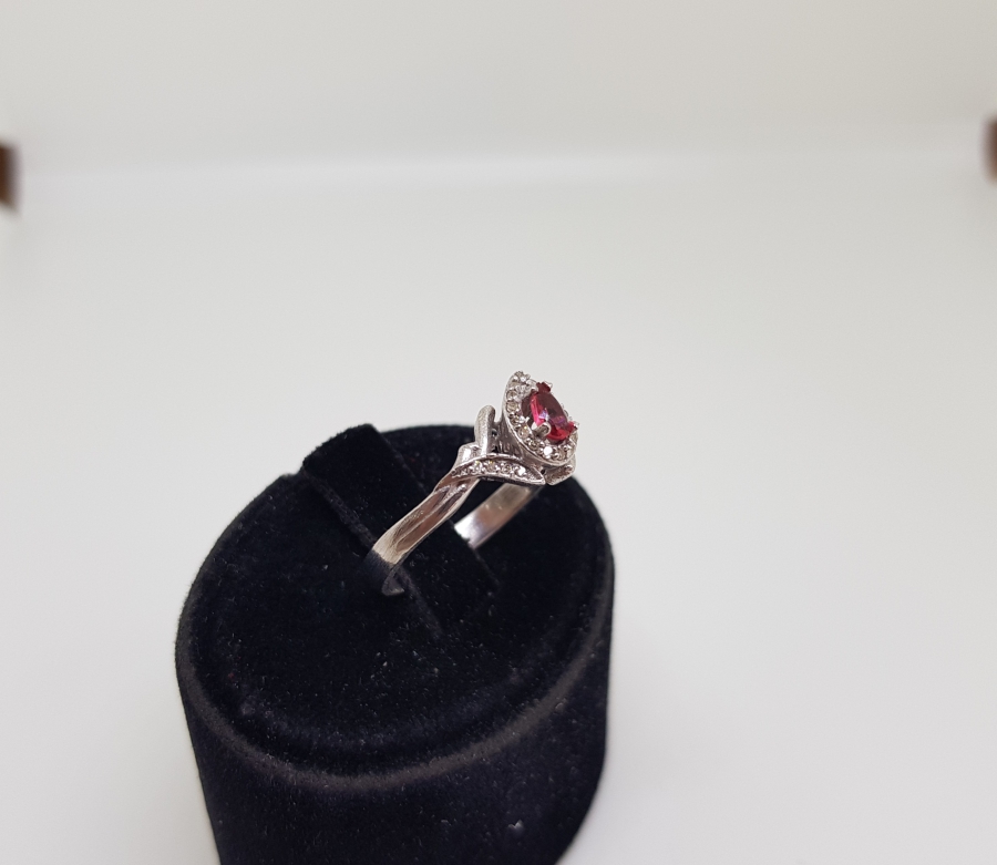 PIRLANTA VE YAKUT TAŞLI DAMLA MODEL YÜZÜK