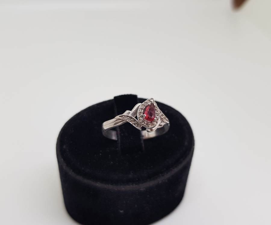 PIRLANTA VE YAKUT TAŞLI DAMLA MODEL YÜZÜK