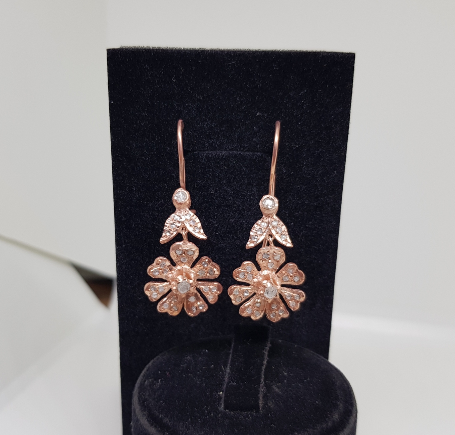 ELMAS TAŞLI PAPATYA FORMLU KÜPE