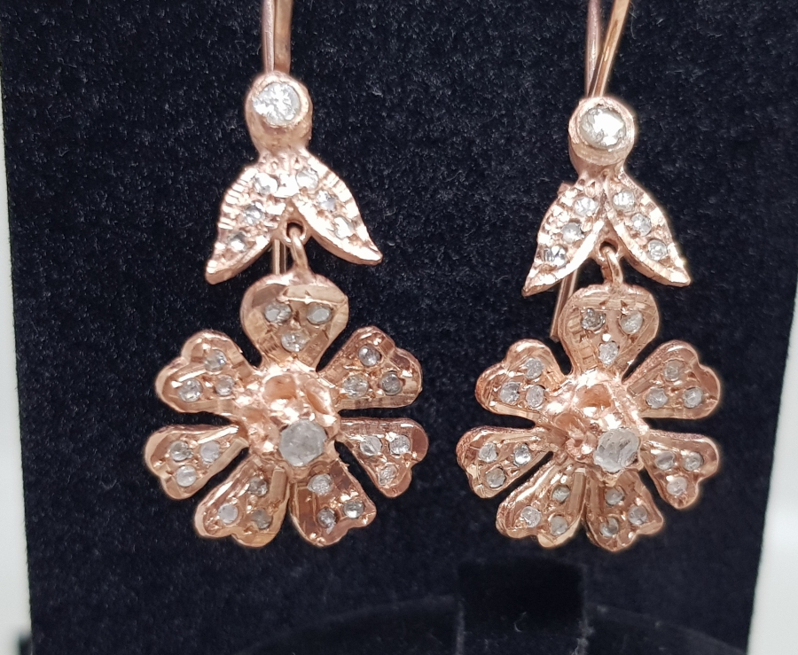 ELMAS TAŞLI PAPATYA FORMLU KÜPE