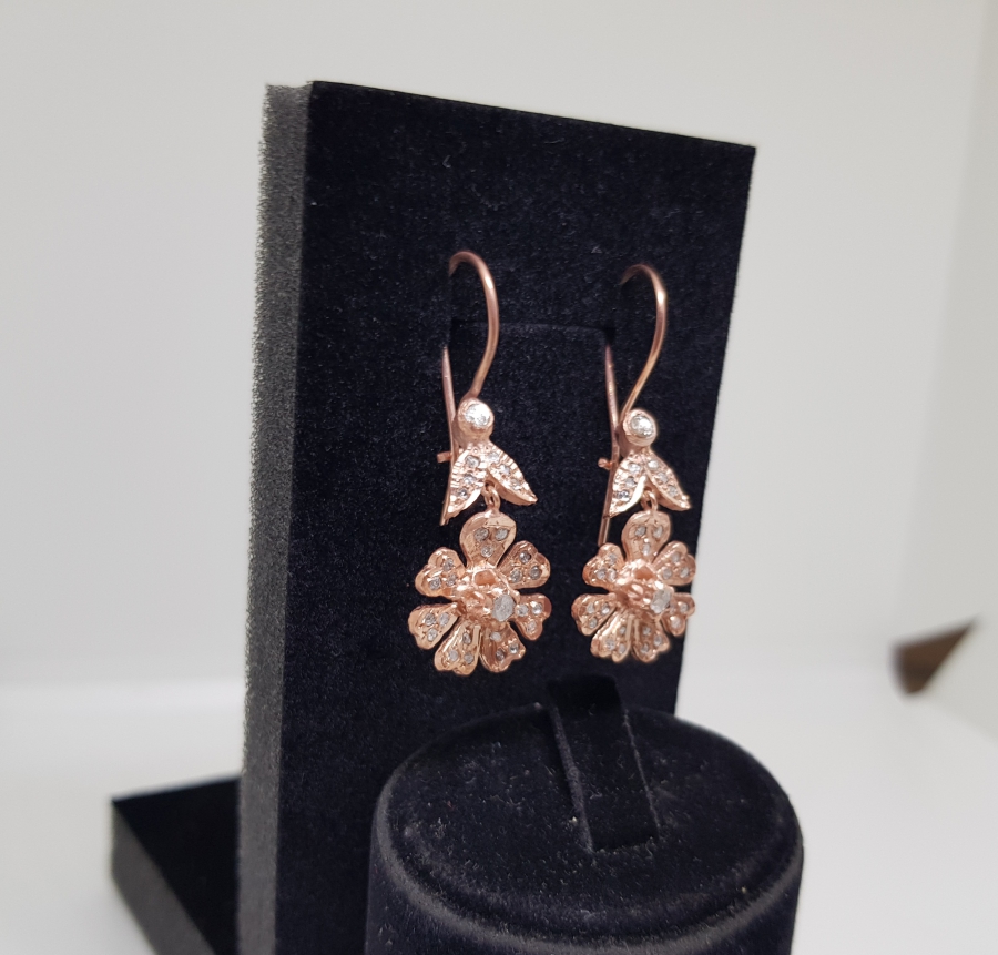 ELMAS TAŞLI PAPATYA FORMLU KÜPE