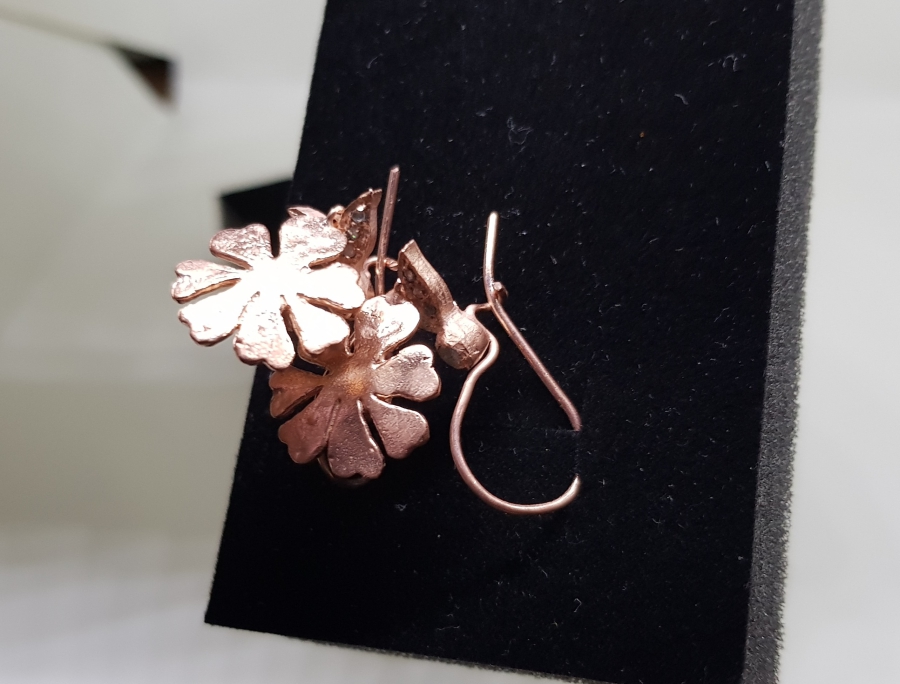 ELMAS TAŞLI PAPATYA FORMLU KÜPE