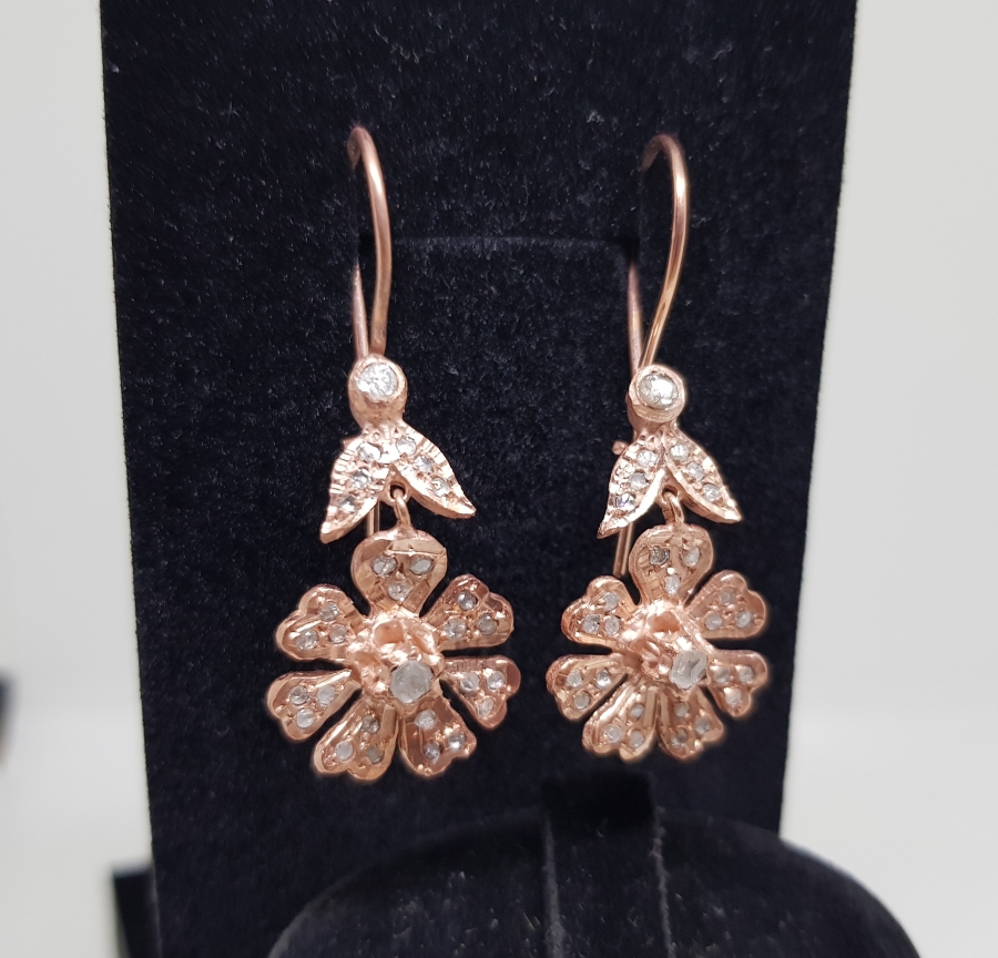 ELMAS TAŞLI PAPATYA FORMLU KÜPE