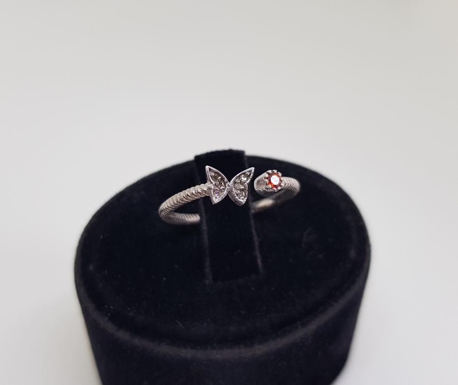 ZÜMRÜT VE ELMAS TAŞLI KELEBEK MODEL YÜZÜK