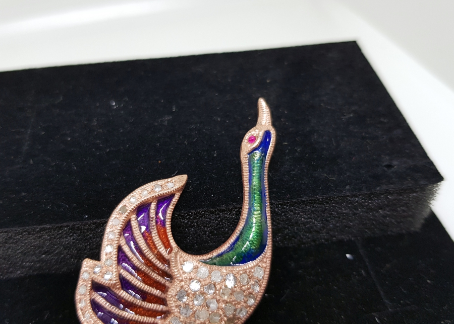 ELMAS TAŞLARLA SÜSLÜ TAVUSKUŞU FORMUNDA YAPILMIŞ MİNELİ BROŞ