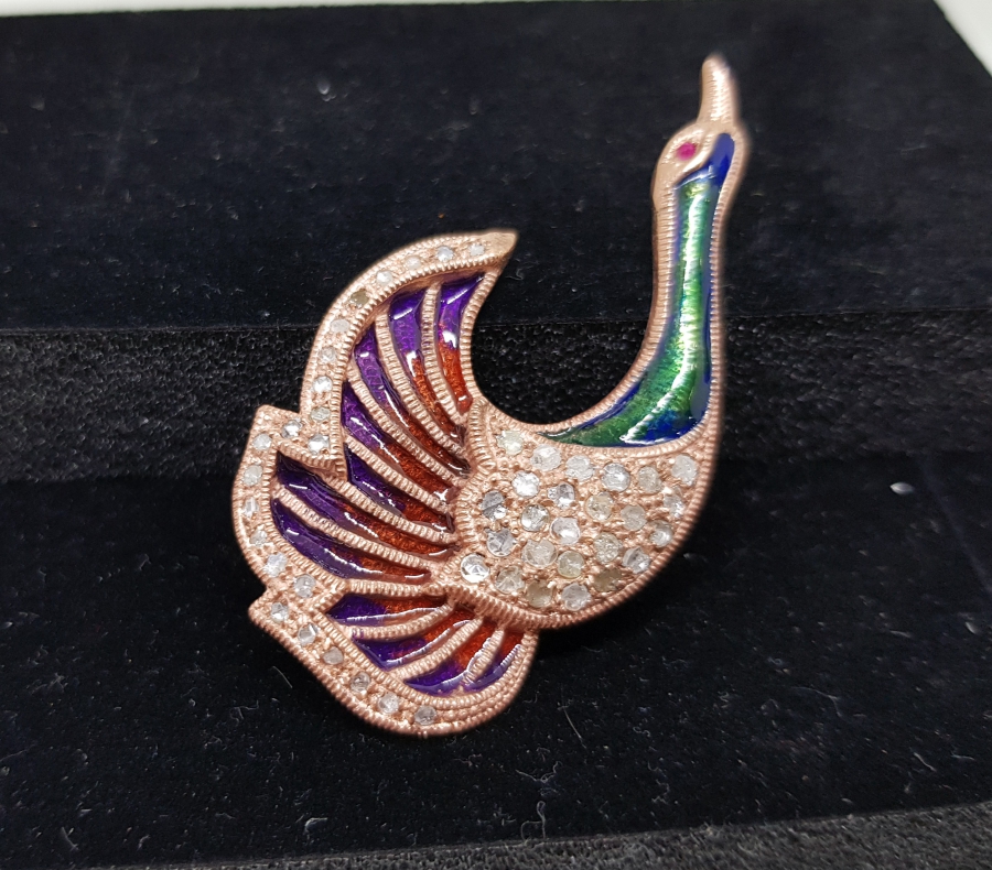 ELMAS TAŞLARLA SÜSLÜ TAVUSKUŞU FORMUNDA YAPILMIŞ MİNELİ BROŞ