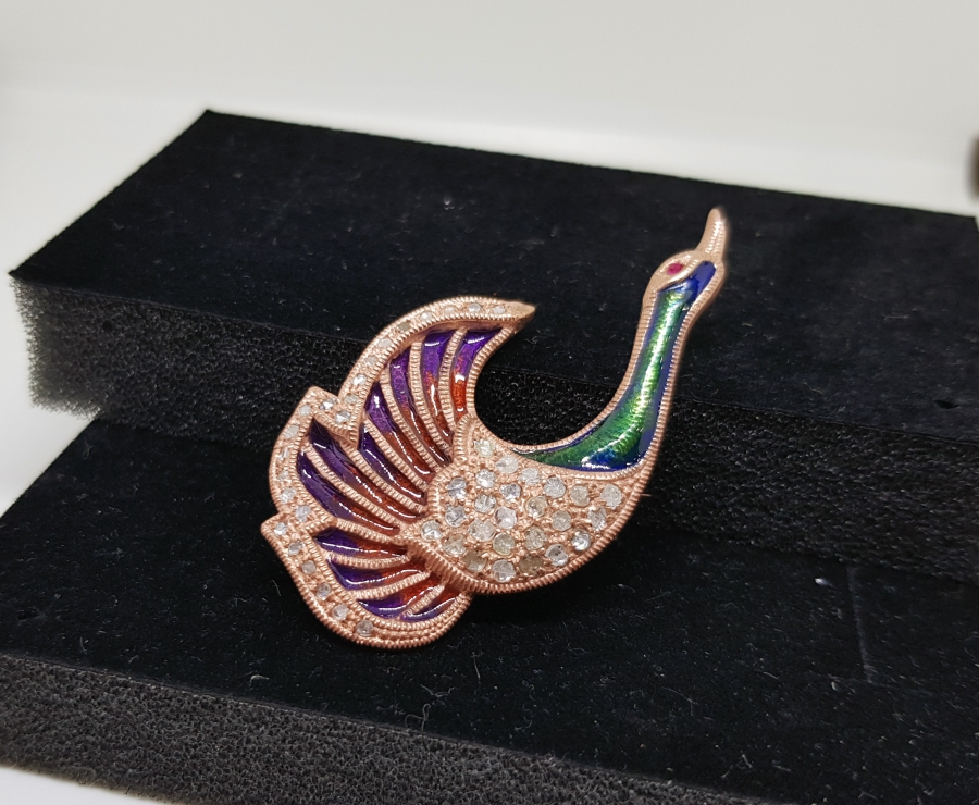 ELMAS TAŞLARLA SÜSLÜ TAVUSKUŞU FORMUNDA YAPILMIŞ MİNELİ BROŞ