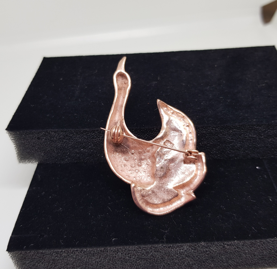 ELMAS TAŞLARLA SÜSLÜ TAVUSKUŞU FORMUNDA YAPILMIŞ MİNELİ BROŞ