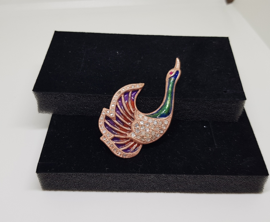 ELMAS TAŞLARLA SÜSLÜ TAVUSKUŞU FORMUNDA YAPILMIŞ MİNELİ BROŞ