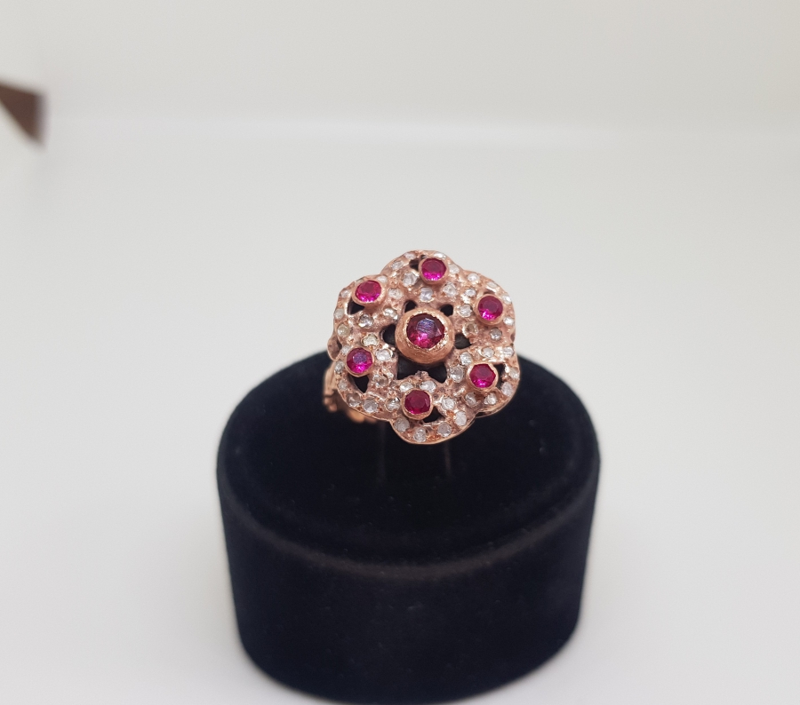 ELMAS VE YAKUT TAŞLI BÜYÜK BOY ÇİÇEK MODELİ YÜZÜK