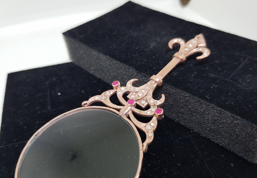 KARNİK ÇİÇEĞİ FORMUNDA YAPILMIŞ ELMAS VE YAKUT TAŞLI KOLYE BÜYÜTEÇ