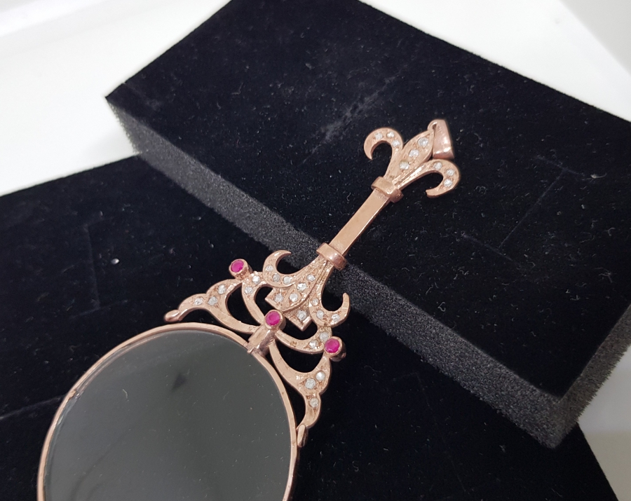 KARNİK ÇİÇEĞİ FORMUNDA YAPILMIŞ ELMAS VE YAKUT TAŞLI KOLYE BÜYÜTEÇ