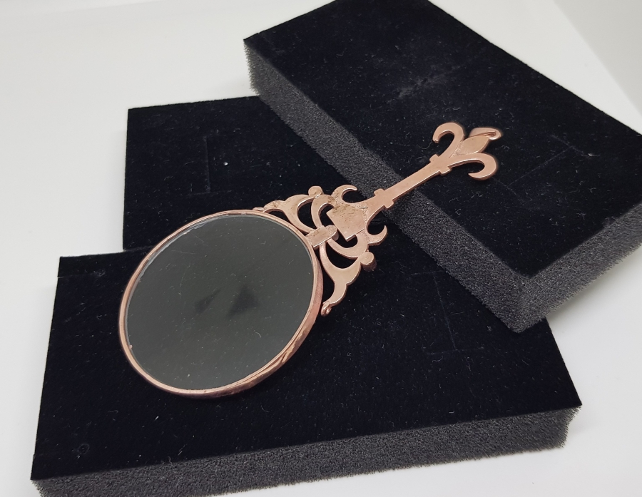 KARNİK ÇİÇEĞİ FORMUNDA YAPILMIŞ ELMAS VE YAKUT TAŞLI KOLYE BÜYÜTEÇ