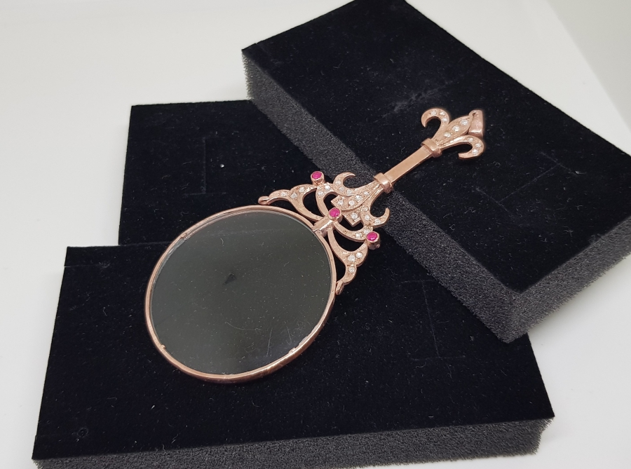 KARNİK ÇİÇEĞİ FORMUNDA YAPILMIŞ ELMAS VE YAKUT TAŞLI KOLYE BÜYÜTEÇ