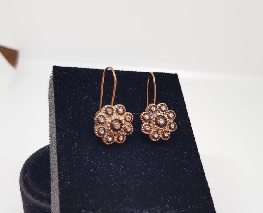 ELMAS TAŞLARLA SÜSLÜ PAPATYA MODEL KÜPE