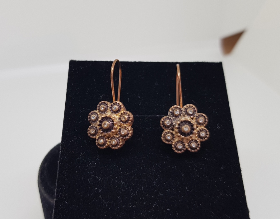 ELMAS TAŞLARLA SÜSLÜ PAPATYA MODEL KÜPE