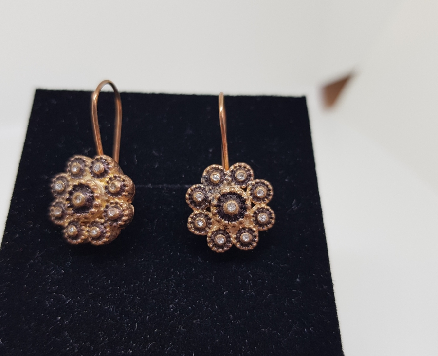 ELMAS TAŞLARLA SÜSLÜ PAPATYA MODEL KÜPE