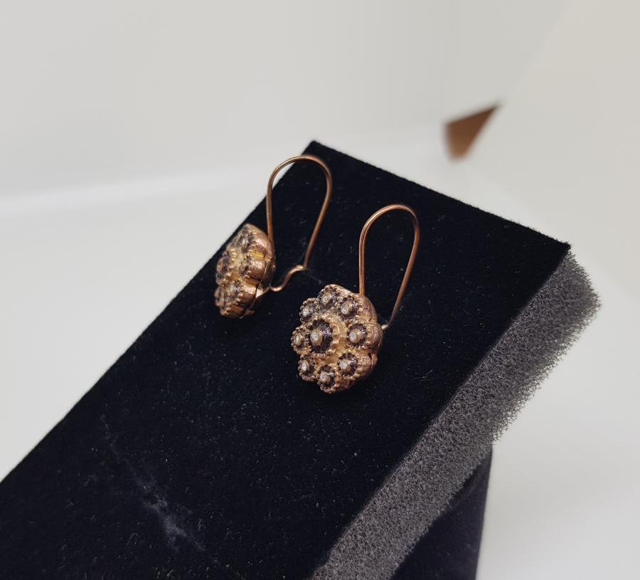 ELMAS TAŞLARLA SÜSLÜ PAPATYA MODEL KÜPE