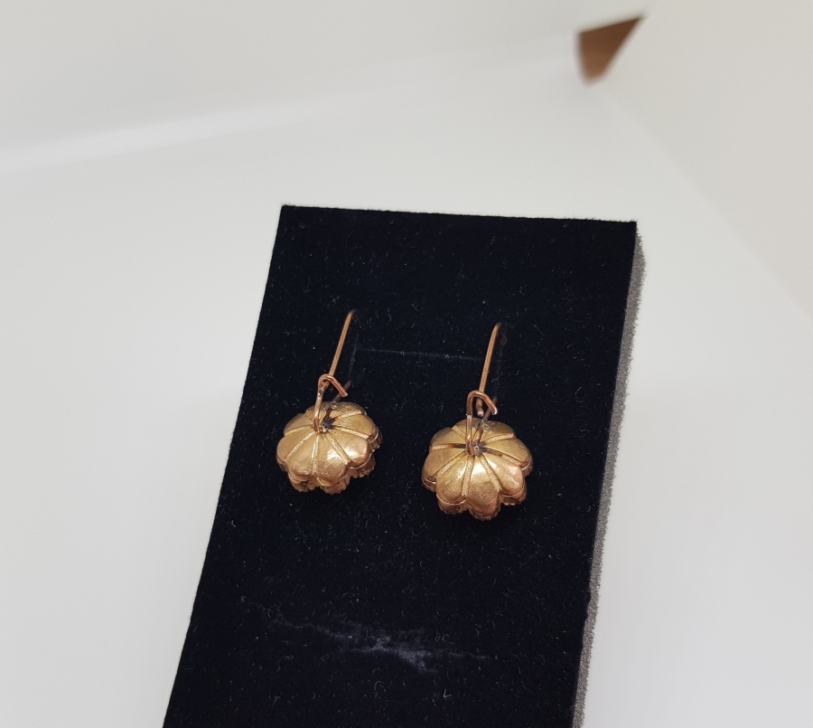 ELMAS TAŞLARLA SÜSLÜ PAPATYA MODEL KÜPE