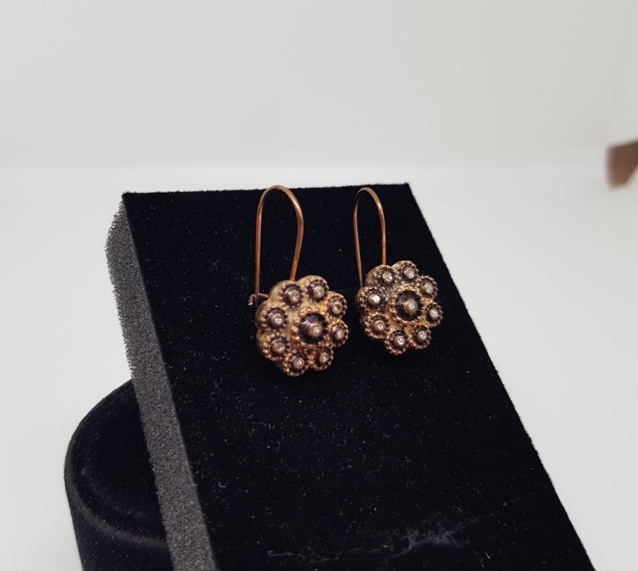 ELMAS TAŞLARLA SÜSLÜ PAPATYA MODEL KÜPE