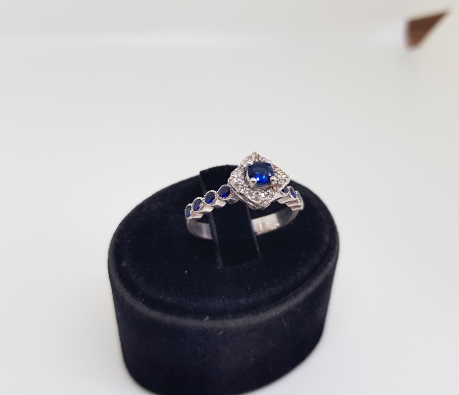 PIRLANTA VE SAFİR TAŞLI KARE MODEL YÜZÜK