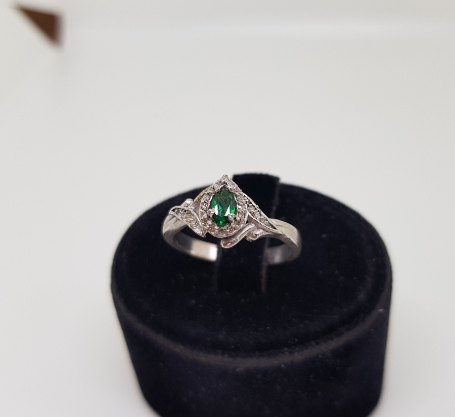 ZÜMRÜT TAŞLI YARIM MEKİK MODELİ YÜZÜK