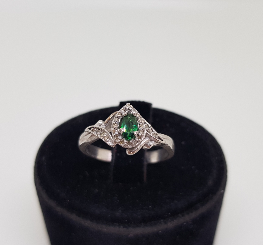 ZÜMRÜT TAŞLI YARIM MEKİK MODELİ YÜZÜK