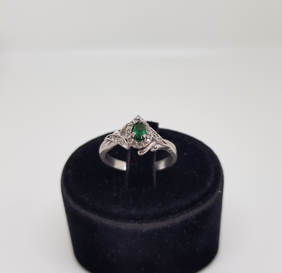 ZÜMRÜT TAŞLI YARIM MEKİK MODELİ YÜZÜK