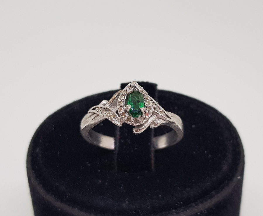 ZÜMRÜT TAŞLI YARIM MEKİK MODELİ YÜZÜK