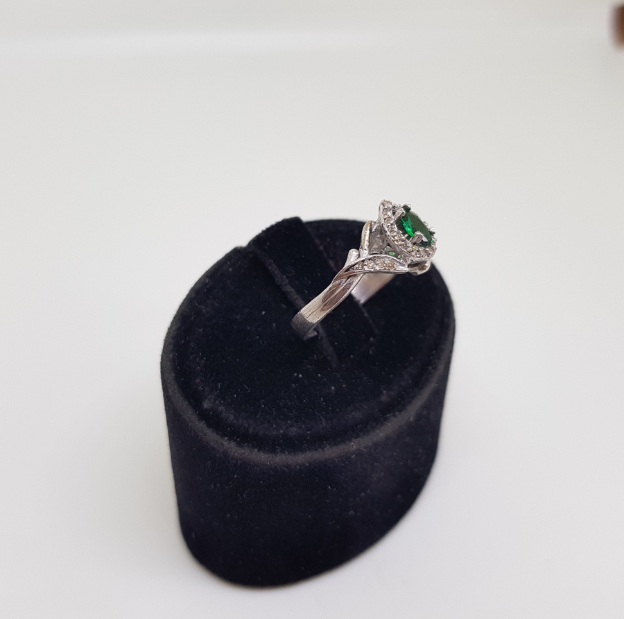 ZÜMRÜT TAŞLI YARIM MEKİK MODELİ YÜZÜK