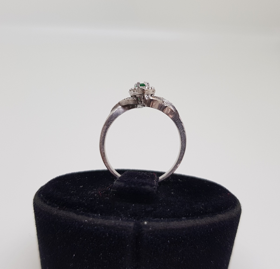 ZÜMRÜT TAŞLI YARIM MEKİK MODELİ YÜZÜK