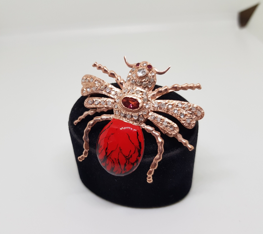 AKREP FORMUNDA YAPILMIŞ ELMAS TAŞLI BROŞ