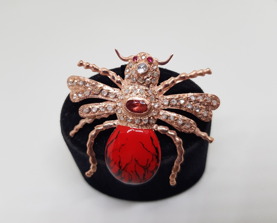 AKREP FORMUNDA YAPILMIŞ ELMAS TAŞLI BROŞ