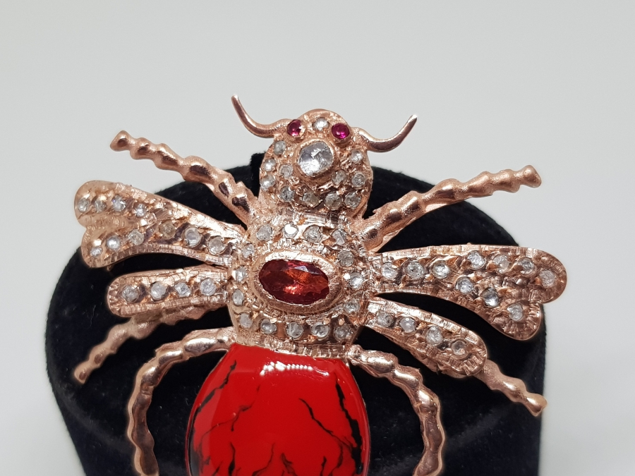 AKREP FORMUNDA YAPILMIŞ ELMAS TAŞLI BROŞ